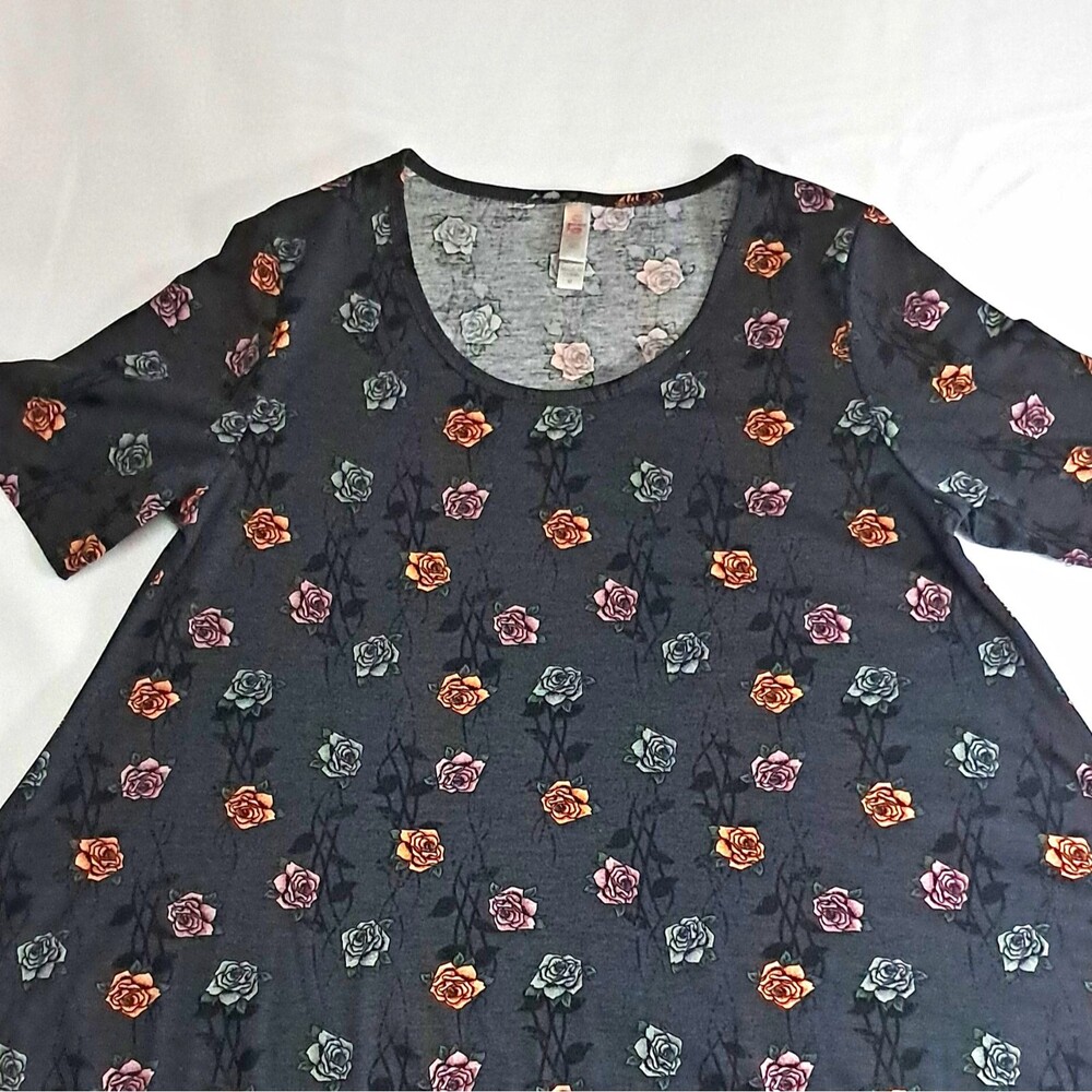 LuLaRoe Women’s M Gray Rose Floral Scoop Neck Short Sleeve Knit T-Shirt